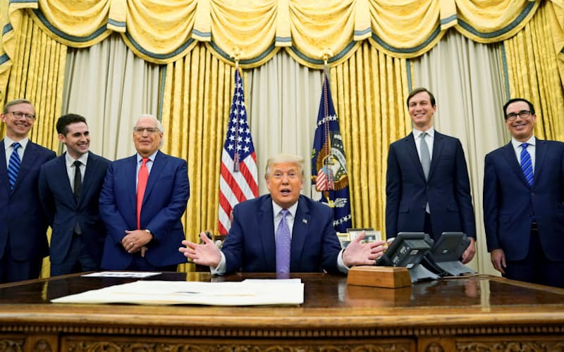 イスラエルとアラブ首長国連邦(UAE)との関係正常化を発表するトランプ米大統領(中央)=ロイター イスラエルとアラブ首長国連邦(UAE)との関係正常化を発表するトランプ米大統領(中央)=ロイター
