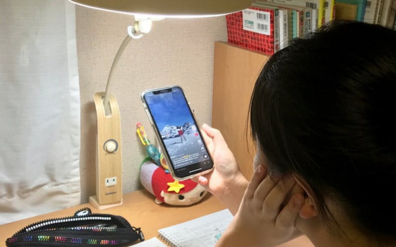 TikTokを視聴する女子高生 TikTokを視聴する女子高生