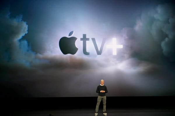 動画配信サービス「TV+」を発表するアップルのクックCEO(19年3月)