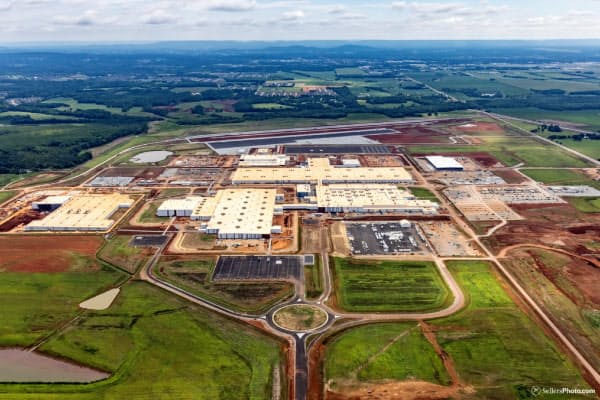 トヨタとマツダは新工場の生産設備を増強する(アラバマ州の建設現場)