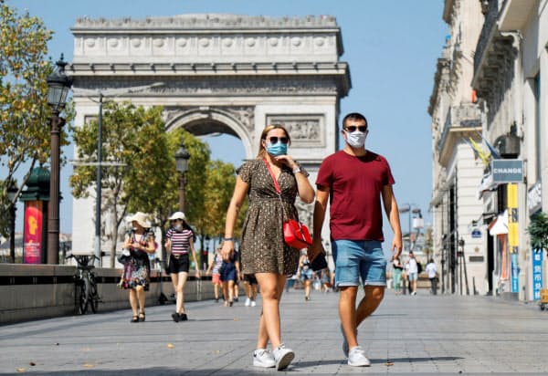 フランスは英国にとっての主要な観光地の一つで、両国の観光関連産業への打撃は避けられない(12日、パリ)=ロイター