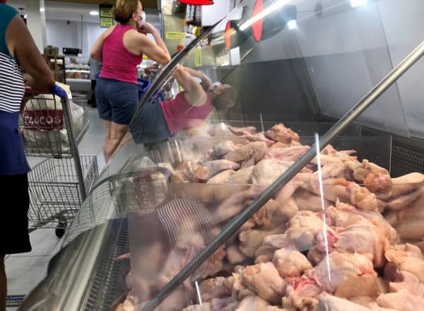 中国はブラジル産の鶏肉から新型コロナウイルスが検出されたと主張する(13日、リオデジャネイロ)=ロイター