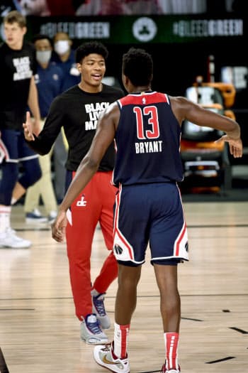 セルティックス戦後、ブライアント(13)を迎えるウィザーズの八村(13日、オーランド近郊)=NBAE提供・ゲッティ共同