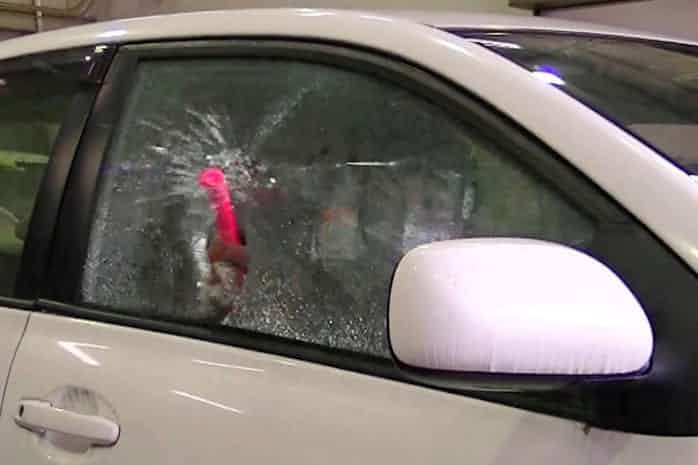 脱出ハンマー 1台1本 大雨の車水没 被害防止に 日本経済新聞