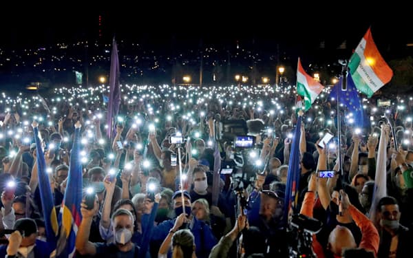 独立系メディアの編集長解任への抗議がハンガリーの首都ブダペストで広がった（7月）=ロイター