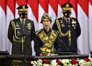 毎年、国内各地域の民族衣装を着て年次教書演説に臨むインドネシアのジョコ大統領(14日)=AP 毎年、国内各地域の民族衣装を着て年次教書演説に臨むインドネシアのジョコ大統領(14日)=AP