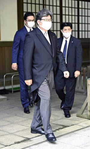 靖国神社を参拝した萩生田文科相=15日午前、東京・九段北