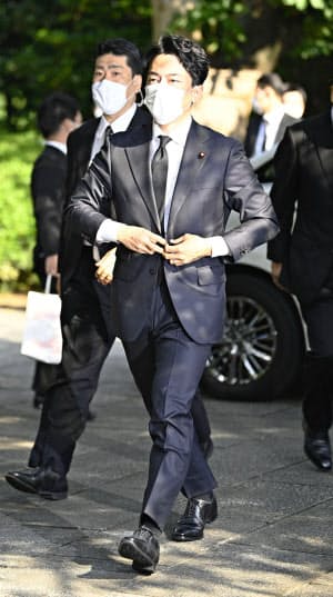 靖国神社へ参拝に訪れた小泉環境相(手前)=15日午前、東京・九段北