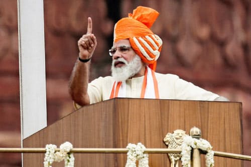 独立記念日に演説するインドのモディ首相=ロイター