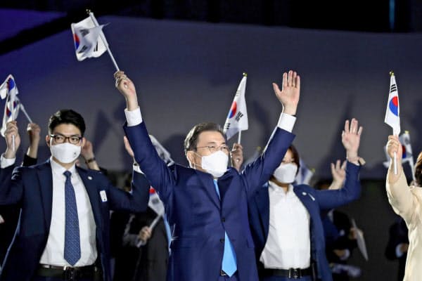 光復節の式典で太極旗を振る文在寅大統領(15日、ソウル)=ロイター