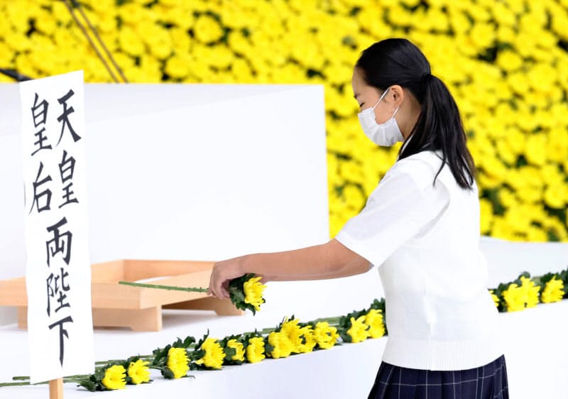 全国戦没者追悼式で献花する井田雪花さん(15日午後、東京・日本武道館、代表撮影)=共同 全国戦没者追悼式で献花する井田雪花さん(15日午後、東京・日本武道館、代表撮影)=共同