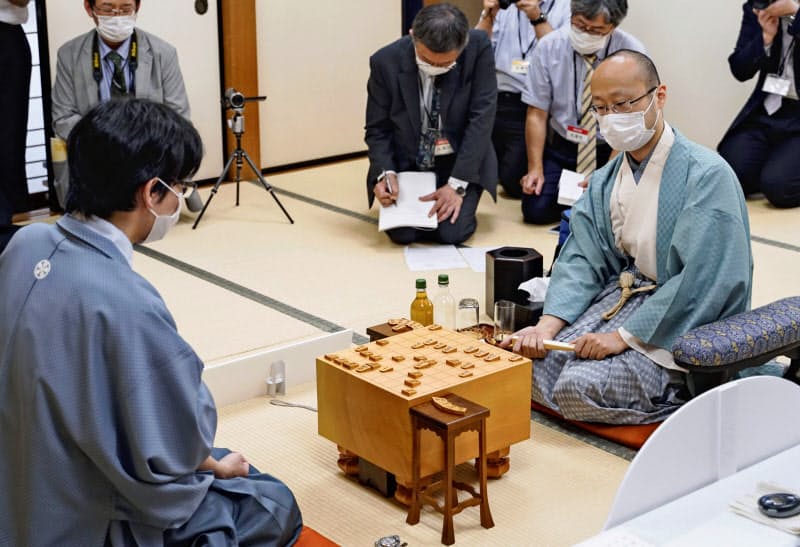第78期名人戦7番勝負の第6局で豊島将之名人を破り、初の名人位を獲得した渡辺明二冠(右)(15日午後、大阪市の関西将棋会館、日本将棋連盟提供)=共同 第78期名人戦7番勝負の第6局で豊島将之名人を破り、初の名人位を獲得した渡辺明二冠(右)(15日午後、大阪市の関西将棋会館、日本将棋連盟提供)=共同