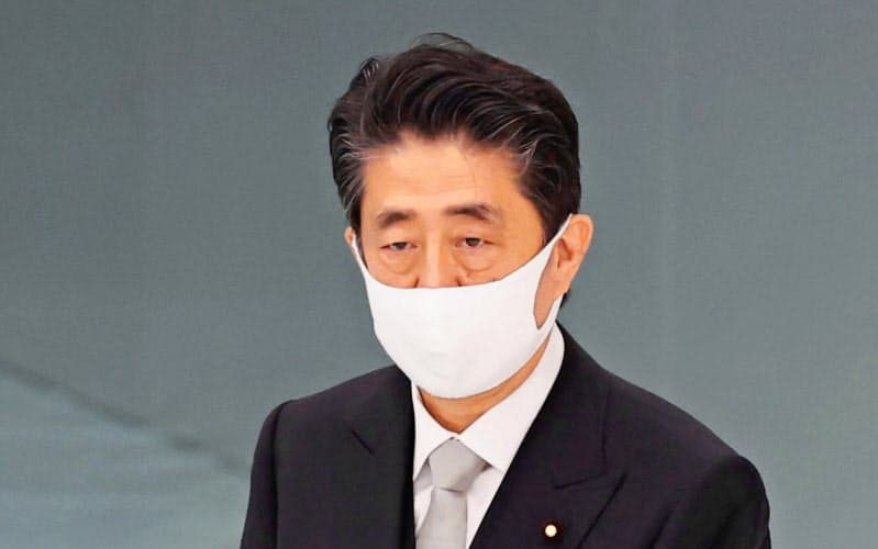 全国戦没者追悼式で式辞を述べる安倍首相=15日午前、東京・日本武道館 全国戦没者追悼式で式辞を述べる安倍首相=15日午前、東京・日本武道館
