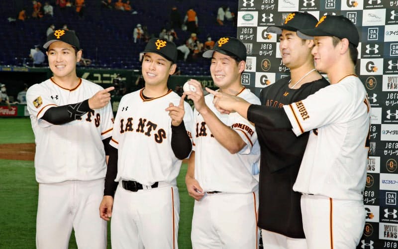 巨人の首位快走に中継ぎ陣が貢献している。7月31日の広島戦後、ヒーローインタビューを受ける(左から)鍵谷、高梨、大江、大竹、中川=共同 巨人の首位快走に中継ぎ陣が貢献している。7月31日の広島戦後、ヒーローインタビューを受ける(左から)鍵谷、高梨、大江、大竹、中川=共同