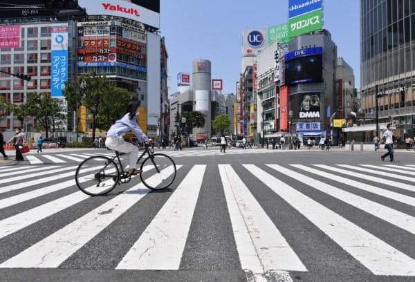 緊急事態宣言下で人通りがまばらな東京・渋谷(5月2日)