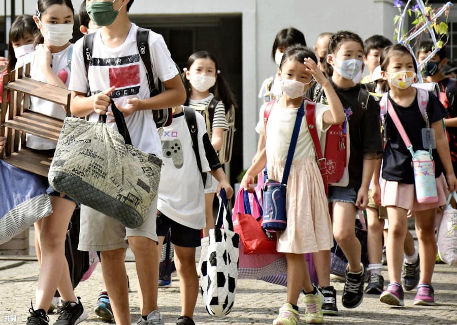 真夏の新学期 スタート 夏休み短縮 9日間も 日本経済新聞