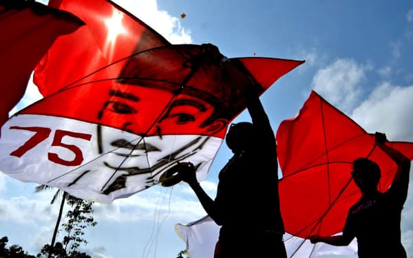 独立記念日を前に建国75年を祝うたこをあげるインドネシア国民（バリ州、8日）=ロイター