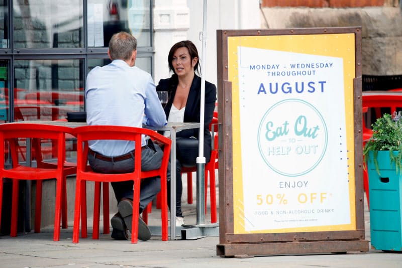 英国の外食支援キャンペーン「イートアウト・トゥー・ヘルプアウト」は消費者と飲食店の双方に好評だ（ロイター）