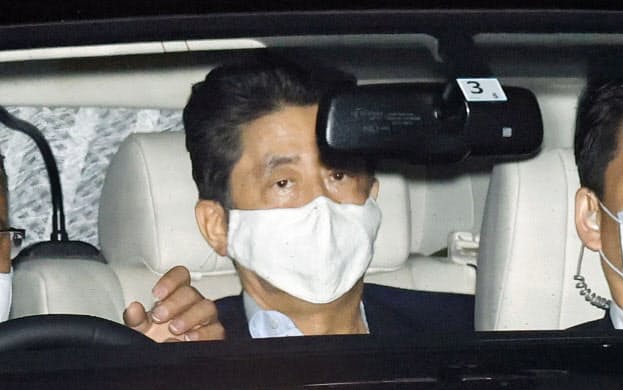 17日、病院での検査を終え私邸に戻った安倍首相(中央)=共同 17日、病院での検査を終え私邸に戻った安倍首相(中央)=共同