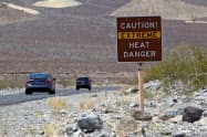 高気温への注意を呼びかける看板(カリフォルニア州デスバレー)=ロイター 高気温への注意を呼びかける看板(カリフォルニア州デスバレー)=ロイター