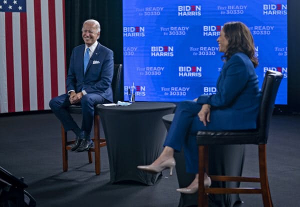 米民主党大会で正副大統領候補に指名されるバイデン前副大統領(左)とカマラ・ハリス上院議員(12日)=AP