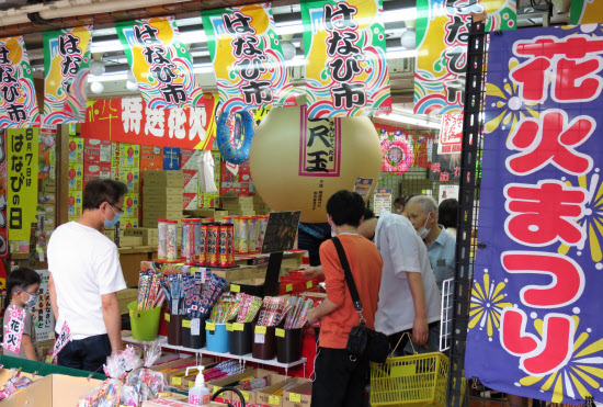 コロナ禍の夏 手持ち花火やビニールプールが人気 日本経済新聞