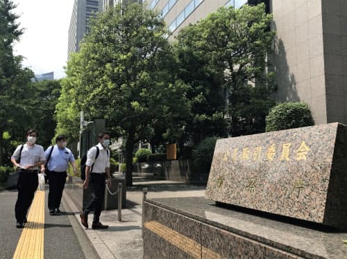 ネット通販「楽天市場」の一部出店者が18日、過去の楽天の規約変更に反対し、公正取引委員会に排除措置命令を出すよう求めた(東京都千代田区)