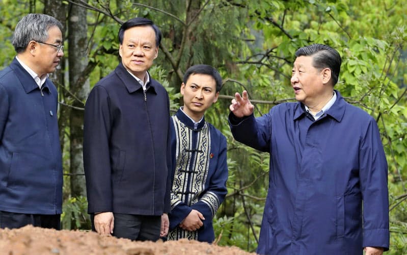 2019年4月、中国重慶市を視察する習近平国家主席(右端)。左から胡春華副首相、重慶市トップの陳敏爾党委員会書記=新華社・共同 2019年4月、中国重慶市を視察する習近平国家主席(右端)。左から胡春華副首相、重慶市トップの陳敏爾党委員会書記=新華社・共同
