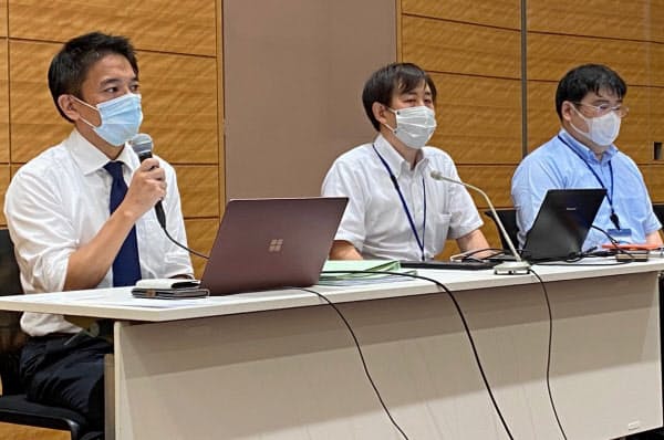 公正取引委員会に排除措置命令を求めた後に記者会見を開いた楽天ユニオンの幹部ら(18日)