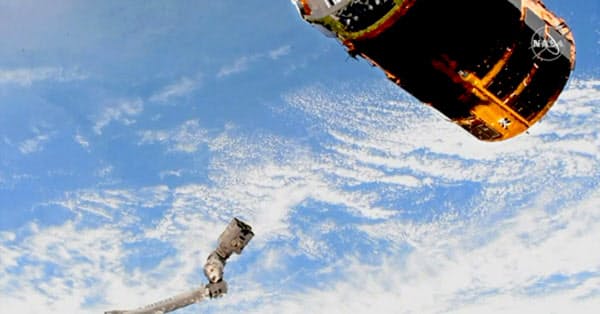 国際宇宙ステーションのロボットアーム(左)から離れた無人補給機「こうのとり」9号機(19日午前、JAXA・NASA提供)=共同