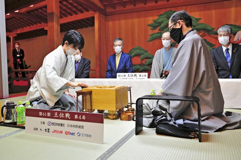 木村一基王位(右)との対局前に駒を並べる藤井聡太棋聖(19日午前、福岡市)=日本将棋連盟提供・共同 木村一基王位(右)との対局前に駒を並べる藤井聡太棋聖(19日午前、福岡市)=日本将棋連盟提供・共同
