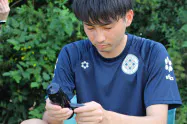 試合前後に自律神経に関する数値を測定するサッカー選手 試合前後に自律神経に関する数値を測定するサッカー選手