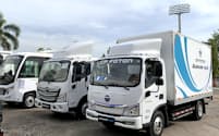CPグループと中国の北汽福田汽車がタイで発売したトラックやバス（18日、バンコク）