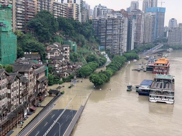 重慶市内では長江や支流沿いの道路などが冠水した(19日)