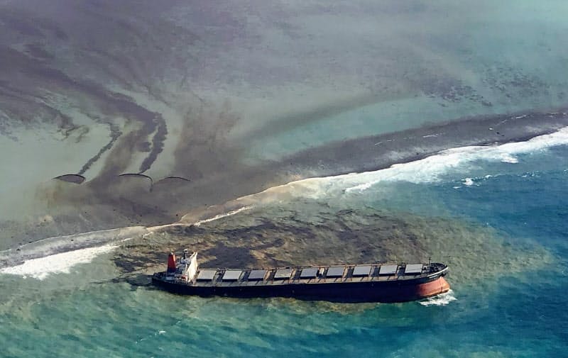 モーリシャス沖で座礁し重油が流出する大型貨物船(7日)=AP モーリシャス沖で座礁し重油が流出する大型貨物船(7日)=AP
