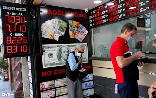 イスタンブールの外貨両替店(7月30日)=ロイター