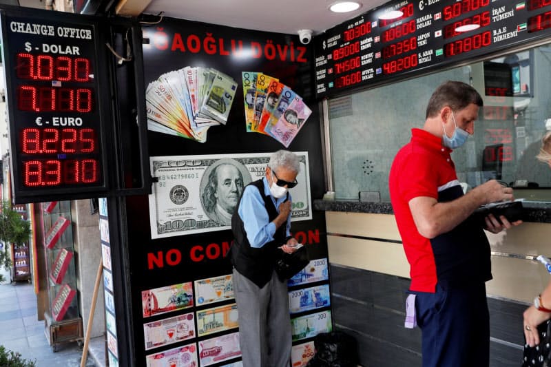 イスタンブールの外貨両替店(7月30日)=ロイター イスタンブールの外貨両替店(7月30日)=ロイター