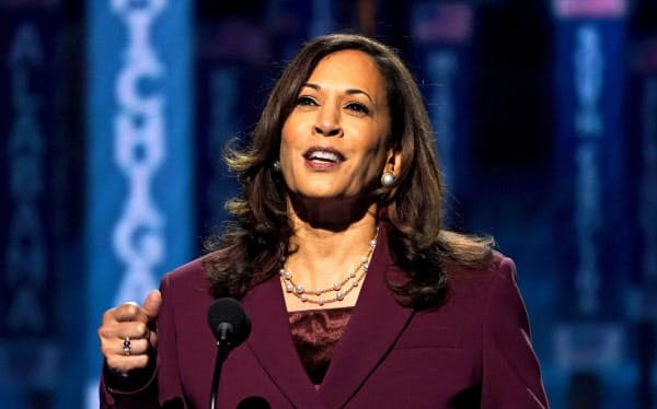 19日、米民主党の全国大会で指名受諾演説をするハリス上院議員=ロイター