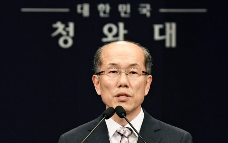 日韓GSOMIA破棄について記者会見する韓国大統領府の金有根・国家安保室第1次長(2019年8月22日)=共同 日韓GSOMIA破棄について記者会見する韓国大統領府の金有根・国家安保室第1次長(2019年8月22日)=共同