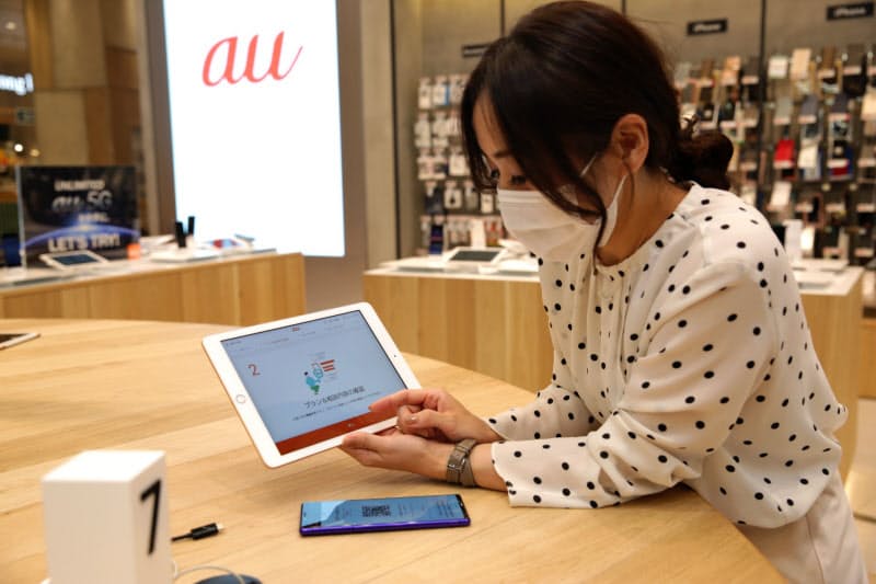 Kddi 店舗滞在時間短い携帯ショップ 日本経済新聞