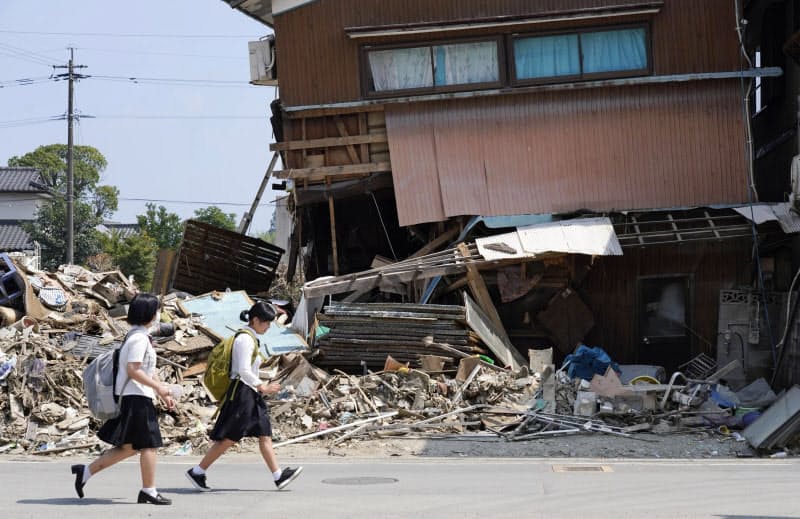 7月の九州豪雨では多くの家屋が被災した(熊本県人吉市)=共同 7月の九州豪雨では多くの家屋が被災した(熊本県人吉市)=共同