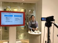 靴の掃除方法をオンライン配信で説明した(20日、メルカリステーション新宿マルイ本館) 靴の掃除方法をオンライン配信で説明した(20日、メルカリステーション新宿マルイ本館)