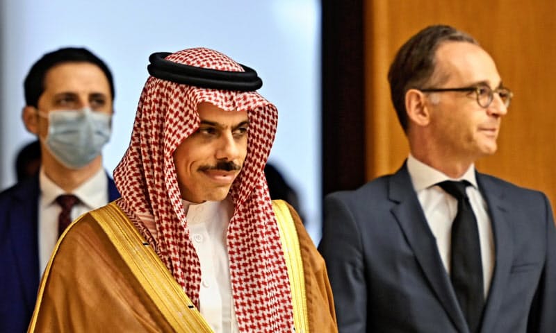 ドイツを訪問し、マース外相(右)と会談したサウジアラビアのファイサル外相=AP ドイツを訪問し、マース外相(右)と会談したサウジアラビアのファイサル外相=AP