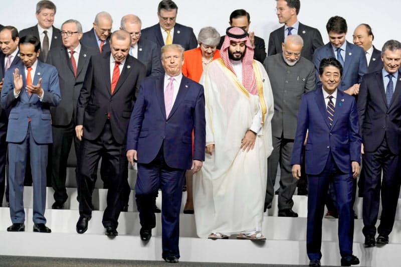 G20はトランプ大統領の「米国第一主義」を前に存在感が低下している。2019年6月の大阪会議で記念撮影を終えた各国首脳=ロイター G20はトランプ大統領の「米国第一主義」を前に存在感が低下している。2019年6月の大阪会議で記念撮影を終えた各国首脳=ロイター