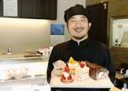 低糖質ケーキを手にするパティシエの高谷浩史さん(6月、鹿児島市)=共同 低糖質ケーキを手にするパティシエの高谷浩史さん(6月、鹿児島市)=共同