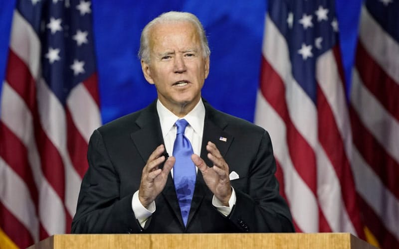 米民主党の党大会で指名受諾演説をするバイデン前副大統領(20日、米デラウェア州)=AP 米民主党の党大会で指名受諾演説をするバイデン前副大統領(20日、米デラウェア州)=AP
