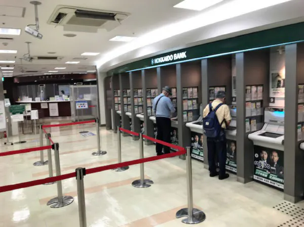 北海道銀行は不稼働口座への手数料導入を決めた(札幌市内のATMコーナー)