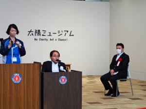 太陽ミュージアムの開所式典であいさつする社会福祉法人太陽の家の山下達夫理事長(中)。(右)は長野恭紘別府市長(7月3日、大分県別府市)