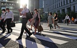 夕方、マスク姿で帰宅する人たち(7月2日、東京都千代田区)