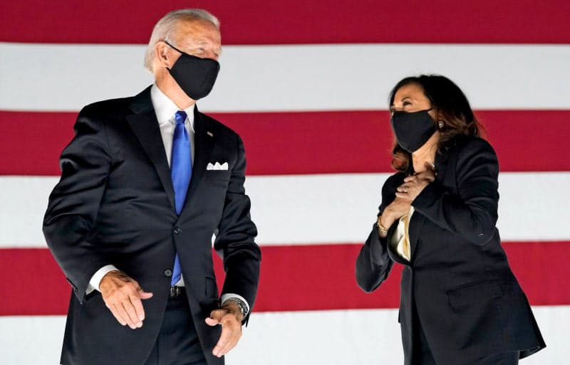 マスク姿のバイデン前副大統領(左)と副大統領候補のカマラ・ハリス氏 マスク姿のバイデン前副大統領(左)と副大統領候補のカマラ・ハリス氏